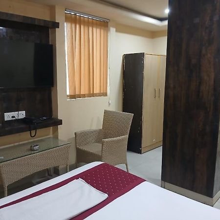 Blossoms Room Holiday Inn- Lakdikapul Haidarábád Kültér fotó