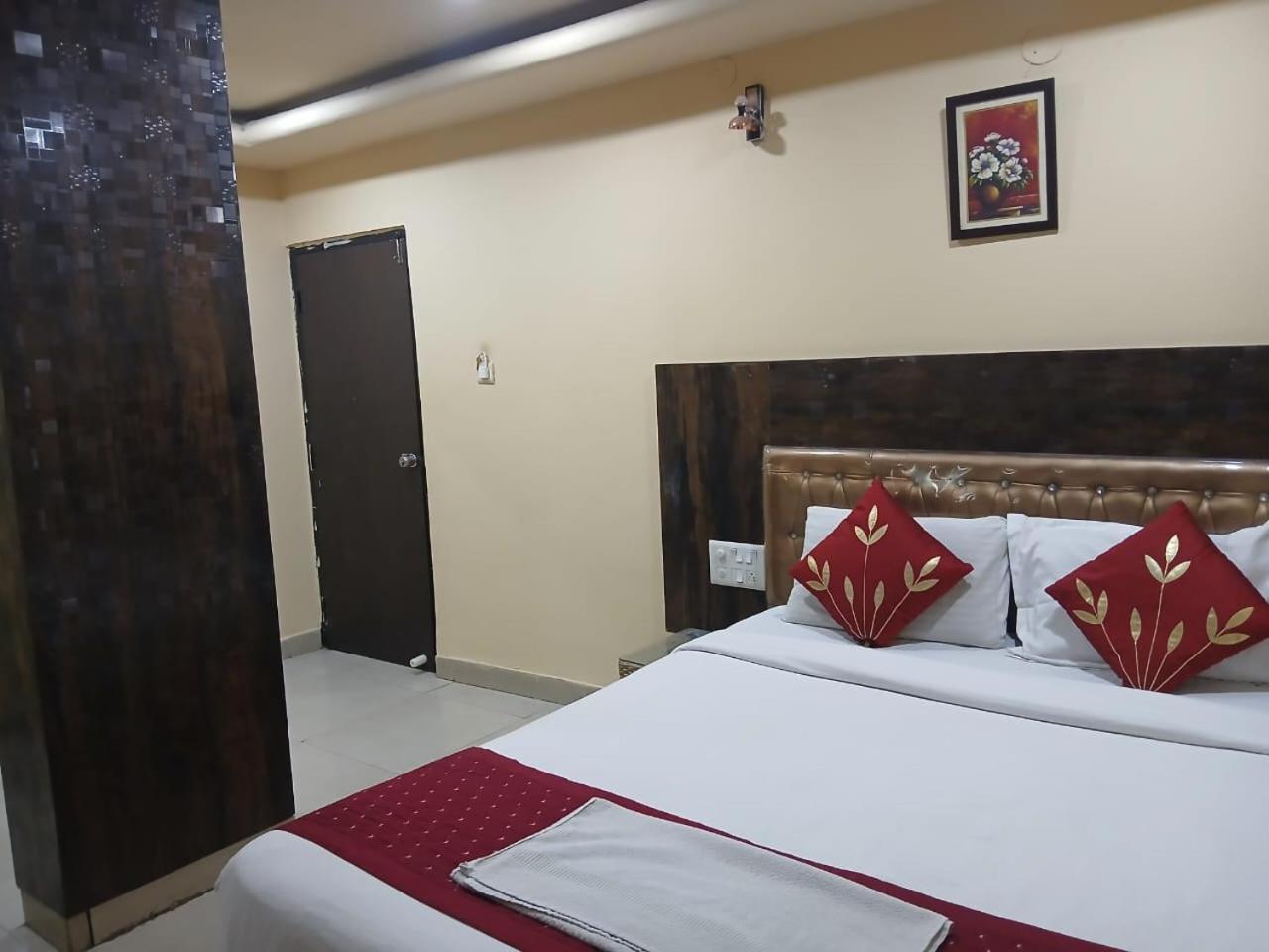 Blossoms Room Holiday Inn- Lakdikapul Haidarábád Kültér fotó