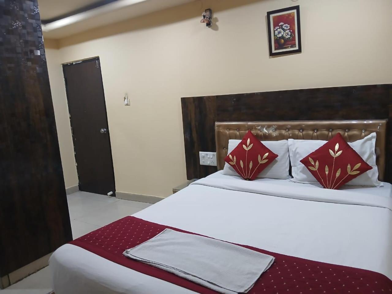 Blossoms Room Holiday Inn- Lakdikapul Haidarábád Kültér fotó