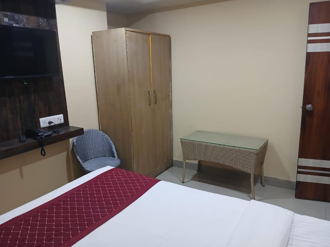 Blossoms Room Holiday Inn- Lakdikapul Haidarábád Kültér fotó