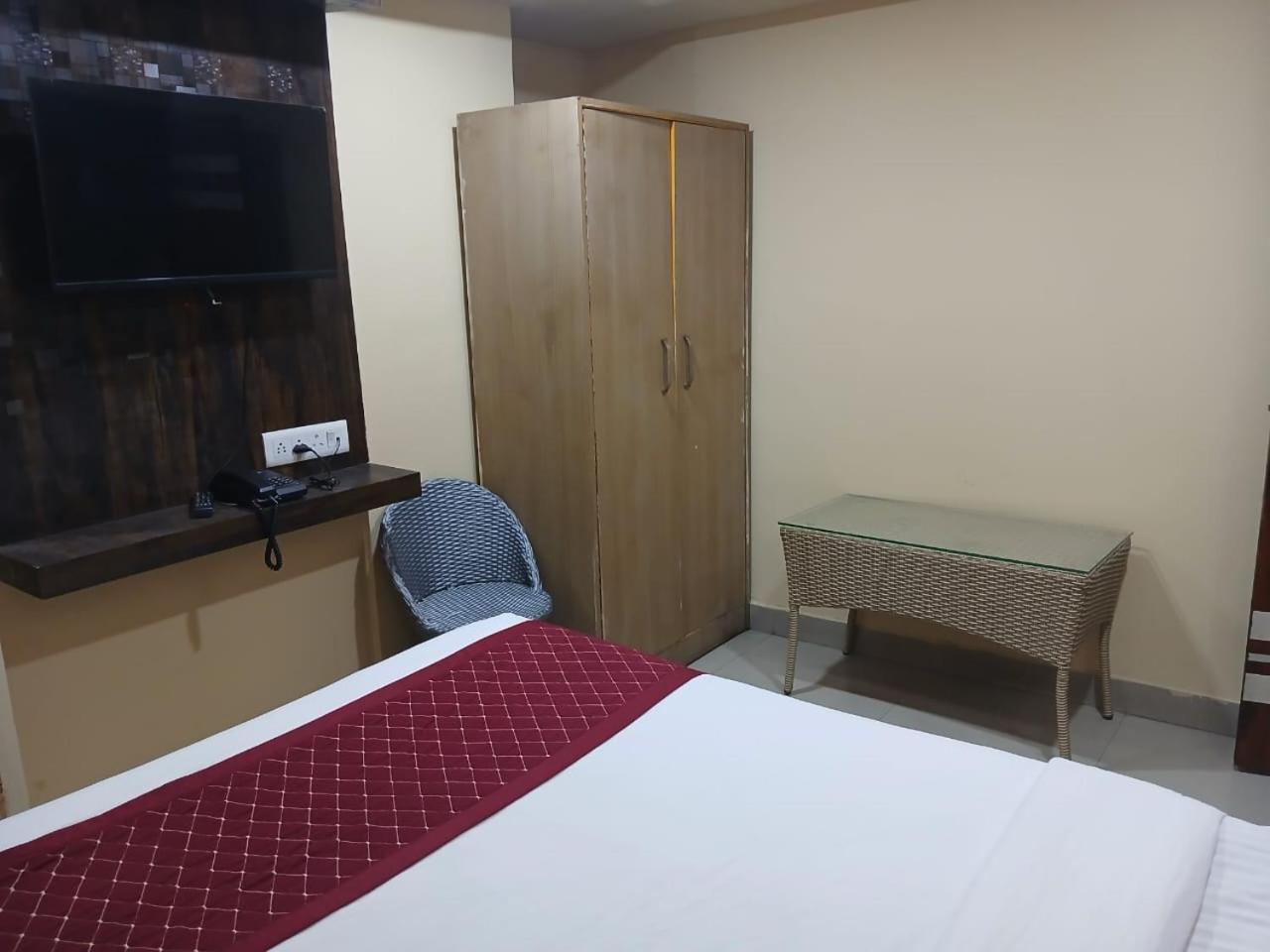 Blossoms Room Holiday Inn- Lakdikapul Haidarábád Kültér fotó