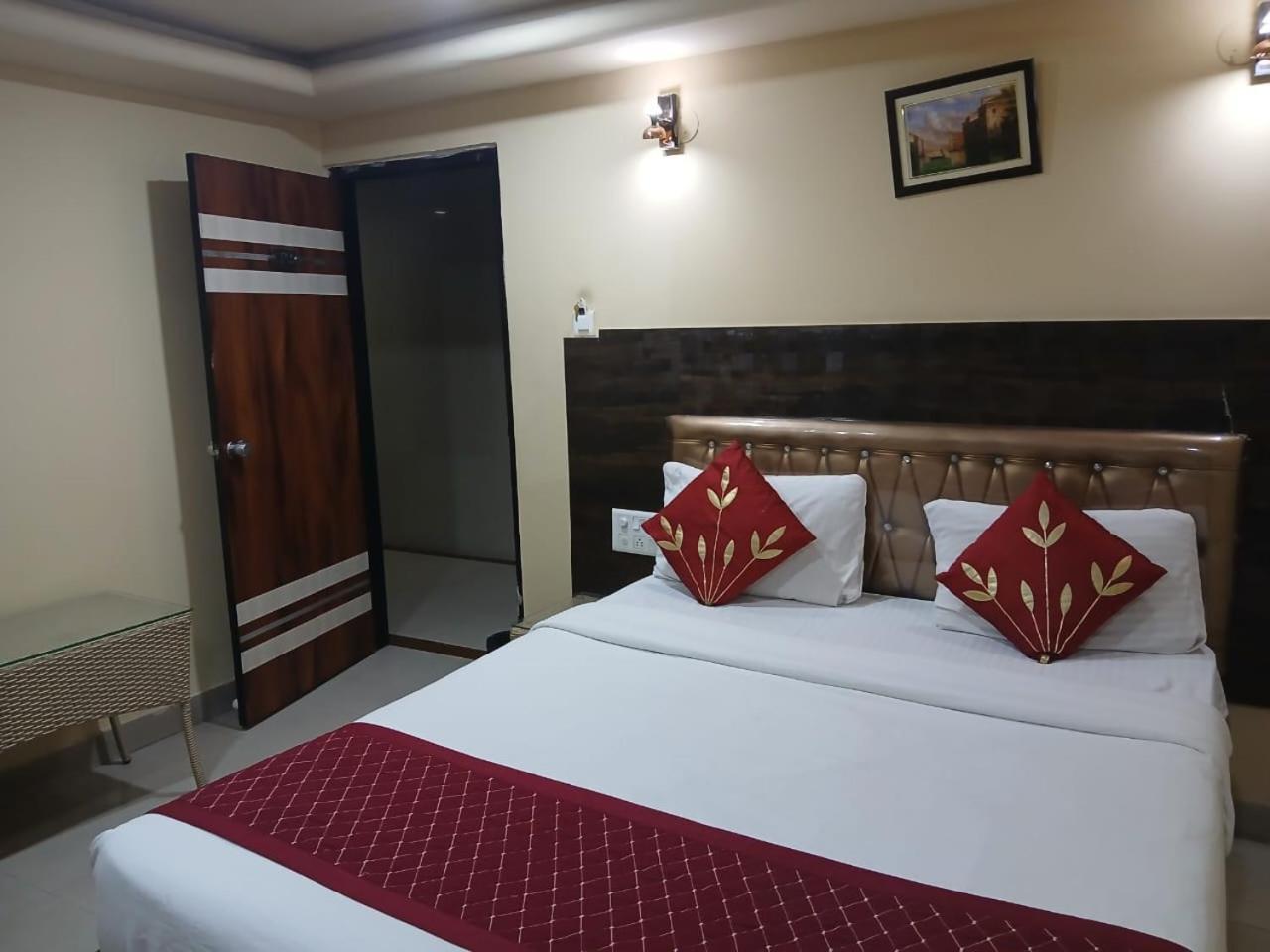 Blossoms Room Holiday Inn- Lakdikapul Haidarábád Kültér fotó