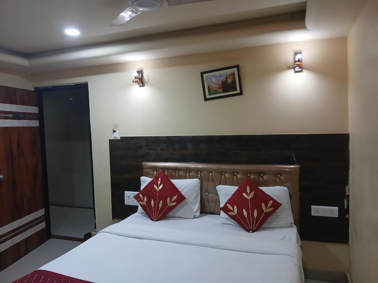 Blossoms Room Holiday Inn- Lakdikapul Haidarábád Kültér fotó