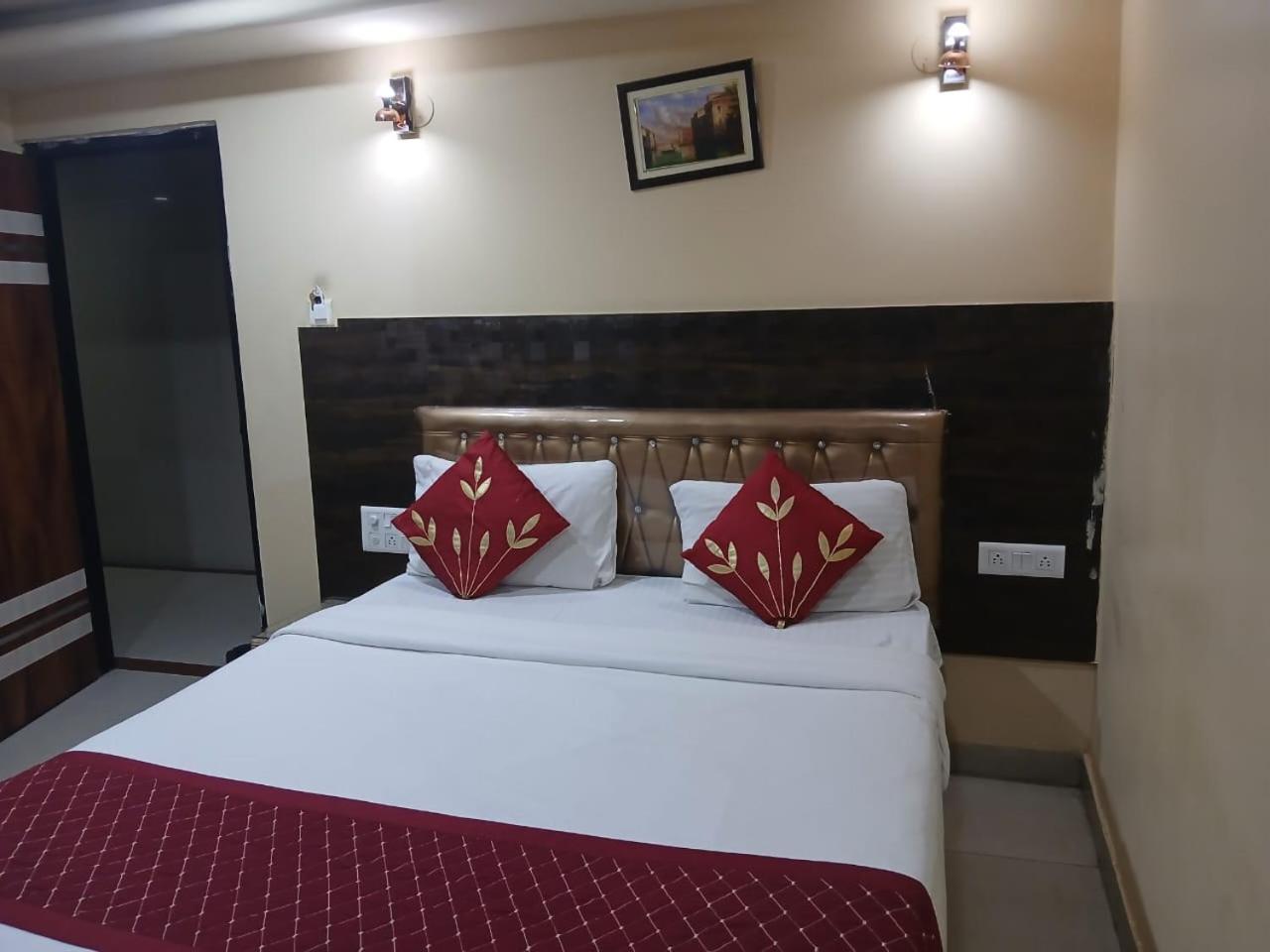 Blossoms Room Holiday Inn- Lakdikapul Haidarábád Kültér fotó