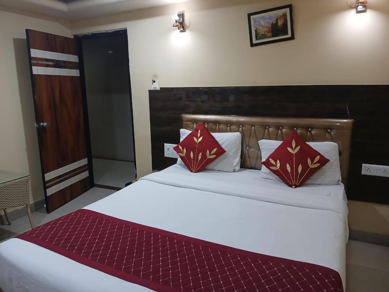 Blossoms Room Holiday Inn- Lakdikapul Haidarábád Kültér fotó