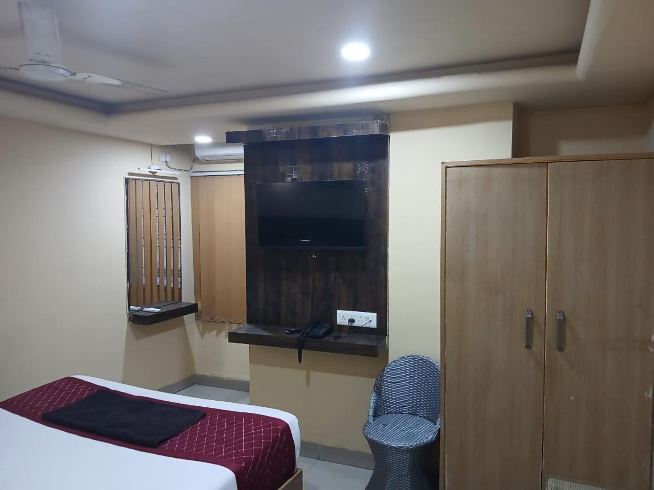 Blossoms Room Holiday Inn- Lakdikapul Haidarábád Kültér fotó
